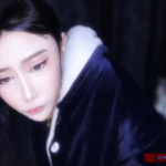 虎牙主播柚子直播中换衣服没关摄像头车灯尽漏身材完美，已经被封