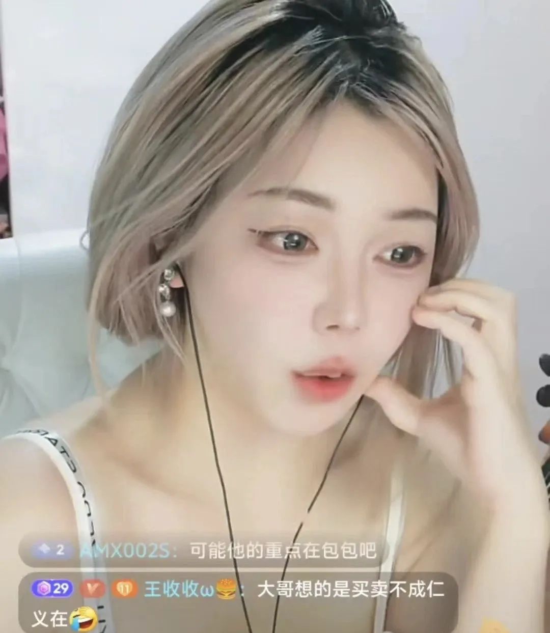 写真一姐称被已婚男私信称要养她,自己拒绝后,直接将两人聊天记录发到男人视频评论区,扬言让其社4!