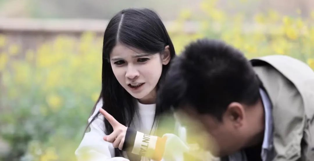 狗头萝莉继拍短剧后再上某卫视节目；彻底洗白了？网友锐评网红逆袭第一人！