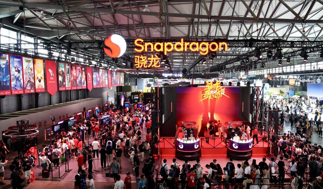 _图集｜2025 ChinaJoy现场直击：试玩长龙排队1至2小时，Coser巡游	，抢“谷子	”⋯⋯这届年轻人这么玩_图集｜2025 ChinaJoy现场直击：试玩长龙排队1至2小时，Coser巡游，抢“谷子”⋯⋯这届年轻人这么玩
