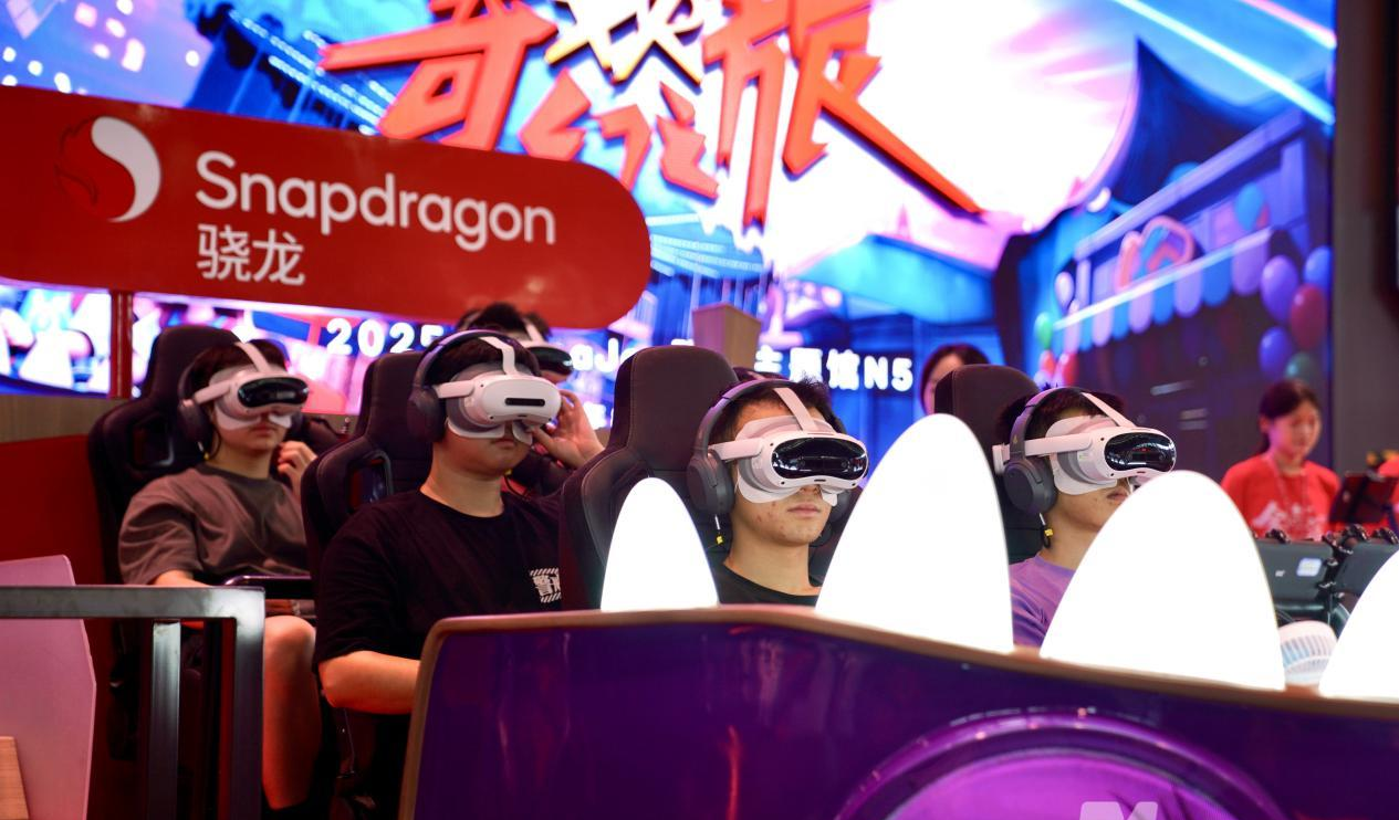 图集｜2025 ChinaJoy现场直击：试玩长龙排队1至2小时	，Coser巡游，抢“谷子”⋯⋯这届年轻人这么玩__图集｜2025 ChinaJoy现场直击：试玩长龙排队1至2小时，Coser巡游	，抢“谷子	”⋯⋯这届年轻人这么玩