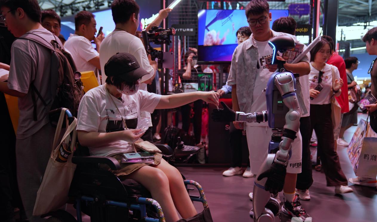 图集｜2025 ChinaJoy现场直击：试玩长龙排队1至2小时	，Coser巡游，抢“谷子”⋯⋯这届年轻人这么玩_图集｜2025 ChinaJoy现场直击：试玩长龙排队1至2小时，Coser巡游	，抢“谷子	”⋯⋯这届年轻人这么玩_