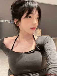 明星深夜餐厅现身，与朋友共餐成热点