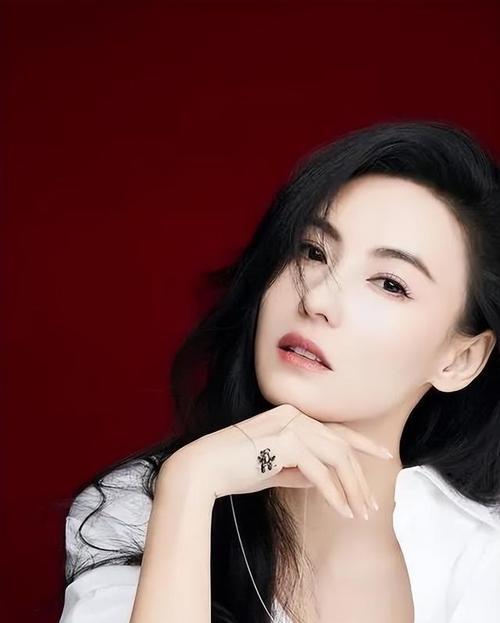 张柏芝前老板爆料大瓜,其最后尊严恐难保,娱乐圈再掀风波